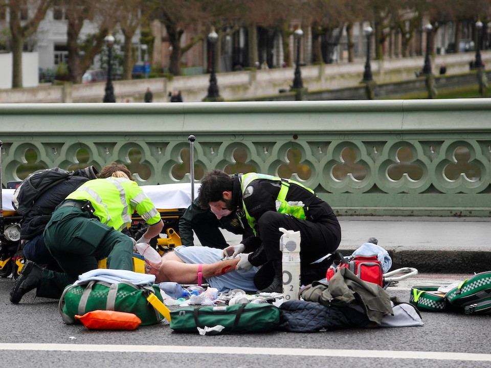 Lực lượng cấp cứu y tế khi đến hiện trường đã tuyên bố tình trạng "thương vong nghiêm trọng." Một tuyên bố từ bộ phận cứu thương London cho biết: "Chúng tôi có thể xác nhận rằng chúng tôi đã điều trị cho ít nhất 10 nạn nhân trên cầu Westminster." (Nguồn: Reuters)