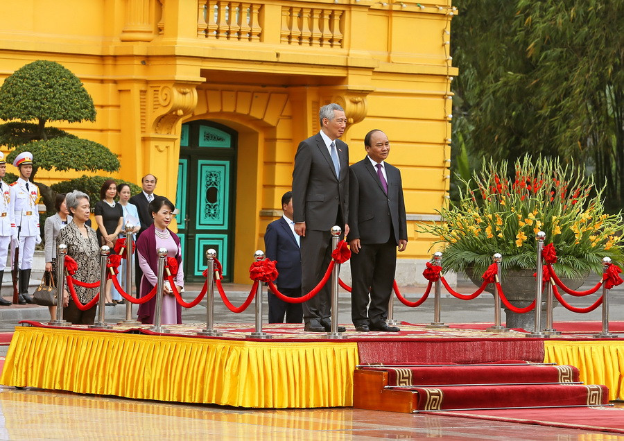 Quang cảnh lễ đón Thủ tướng Singapore và Phu nhân. (Ảnh: Thống Nhất/TTXVN)