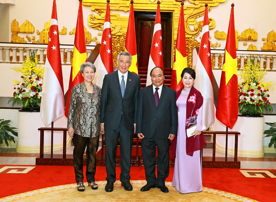 Thủ tướng Nguyễn Xuân Phúc và Phu nhân cùng Thủ tướng nước Cộng hòa Singapore Lý Hiển Long và Phu nhân. (Ảnh: Thống Nhất/TTXVN)