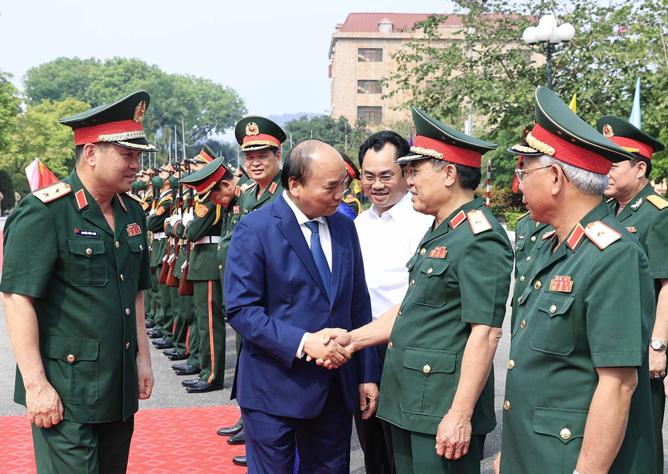 Chủ tịch nước Nguyễn Xuân Phúc đến thăm và làm việc tại Bộ Tư lệnh Quân khu 1, chiều 25/4/2022. (Ảnh: Thống Nhất/TTXVN)
