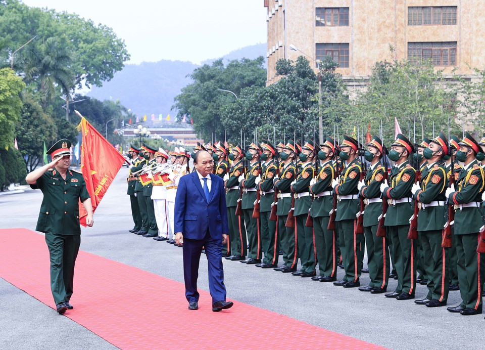 Chủ tịch nước duyệt đội danh dự. (Ảnh: Thống Nhất/TTXVN)