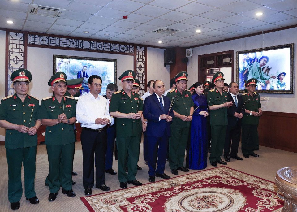 Chủ tịch nước Nguyễn Xuân Phúc dâng hương tưởng niệm Chủ tịch Hồ Chí Minh tại Bộ Tư lệnh Quân khu 1. (Ảnh: Thống Nhất/TTXVN)