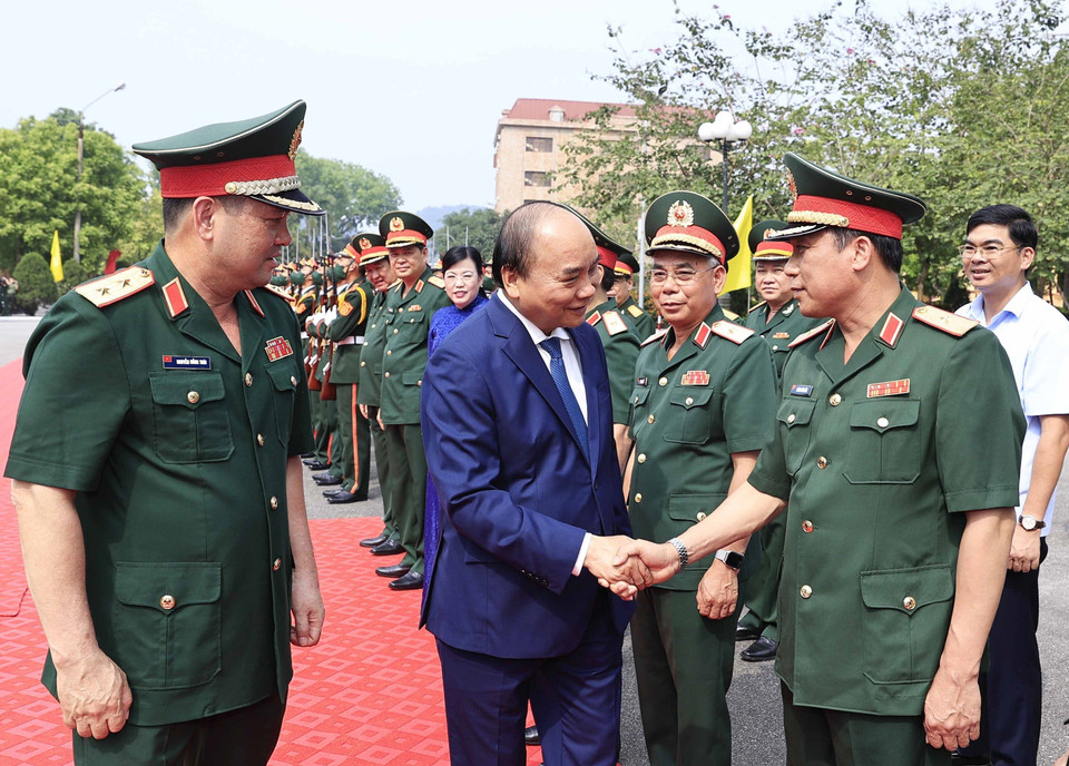 Chủ tịch nước với lãnh đạo, sỹ quan chỉ huy Bộ Tư lệnh Quân khu 1. (Ảnh: Thống Nhất/TTXVN)