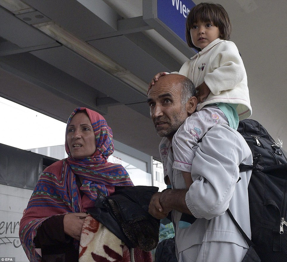 Một gia đình chờ tàu ở nhà ga Vienna. (Nguồn: Dailymail)