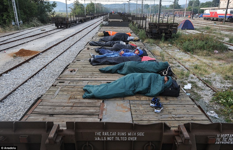 Nhiều người tị nạn khác lại xuất hiện ở làng Idomeni (Hy Lạp) khi lượng người tìm cách tới châu Âu ngày càng gia tăng. (Nguồn: Dailymail)