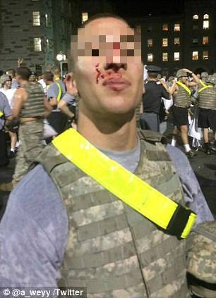 Nhiều nghi vấn đặt ra cho rằng có người tham gia đặt mũ bảo hiểm ở trong mũ. (nguồn: CCTVNews)