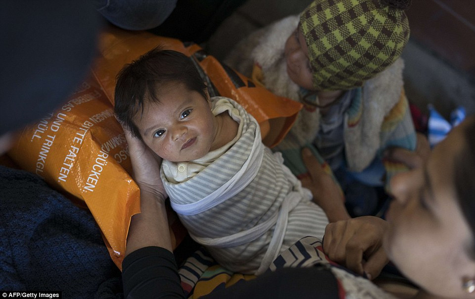 Một bà mẹ Afghanistan ôm con nhỏ sau khi tới nhà ga Westbahnhof (Áo) từ Hungary. (Nguồn: Dailymail)