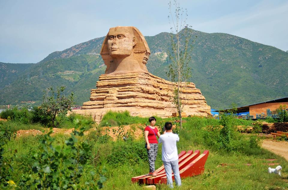 Phí vào phim trường chỉ 10 nhân dân tệ (khoảng 1,57 USD) nhưng bạn sẽ mất thêm 10 nhân dân tệ nữa để vào đứng cạnh Tượng Nhân Sư. Đối với nhiều người, điều này không đáng là bao khi họ có thể chụp ảnh cùng Tượng Nhân Sư mà không cần phải tới Ai Cập. (Nguồn: CCTVNews)