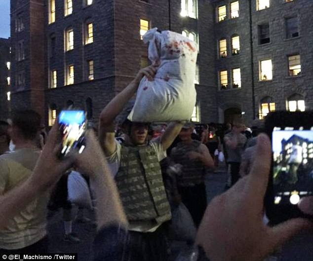 Mặc dù chỉ sử dụng gối để đánh nhau nhưng đã có 24 người phải nhập viện. (Nguồn: CCTVNews)