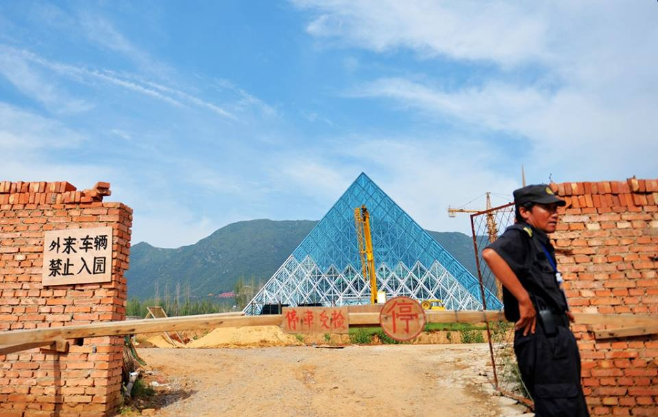 Những bức ảnh mới được công bố gần đây đã hé lộ phần nào về kim tự tháp bằng kính Louvre được xây dựng bên cạnh Tượng Nhân Sư nguyên cỡ đã được dựng ở đây từ năm ngoái. (Nguồn: CCTVNews)