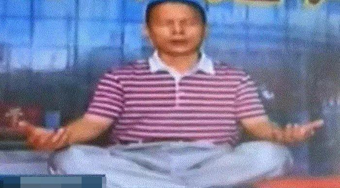 Vị hiệu trưởng này cũng khẳng định mình đã tập thiền trong gần 20 năm qua và cảm thấy nó rất hiệu quả cho nghỉ ngơi. Ông có nhiều video hướng dẫn ngồi thuyền và giải thích rằng trẻ nhỏ sẽ không an toàn khi ngủ trên giường khung sắt ở ký túc. Vì vậy ông đã thử áp dụng phương pháp mới này. (Nguồn: CCTVNews)