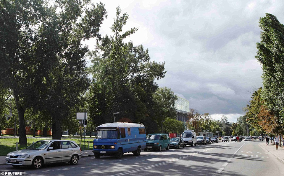 Rất nhiều xe đã xếp hàng dài trên các tuyến đường chính ở Áo để sẵn sàng giúp đỡ đưa người nhập cư về các gia đình. (Nguồn: Dailymail)