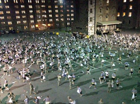 Sự kiện cuộc chiến bằng gối năm nay ở Học viện quân sự Mỹ West Point đã trở thành thảm họa. (Nguồn: CCTVNews)