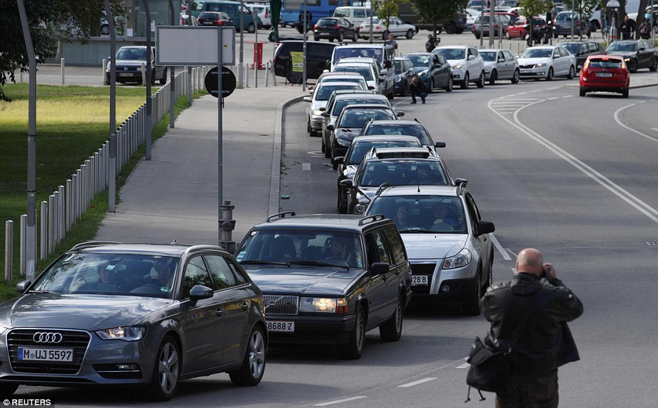 140 xe của người dân đã khởi hành từ Vienna tới Hungary để thực hiện nhiệm vụ cứu trợ. (Nguồn: Dailymail)