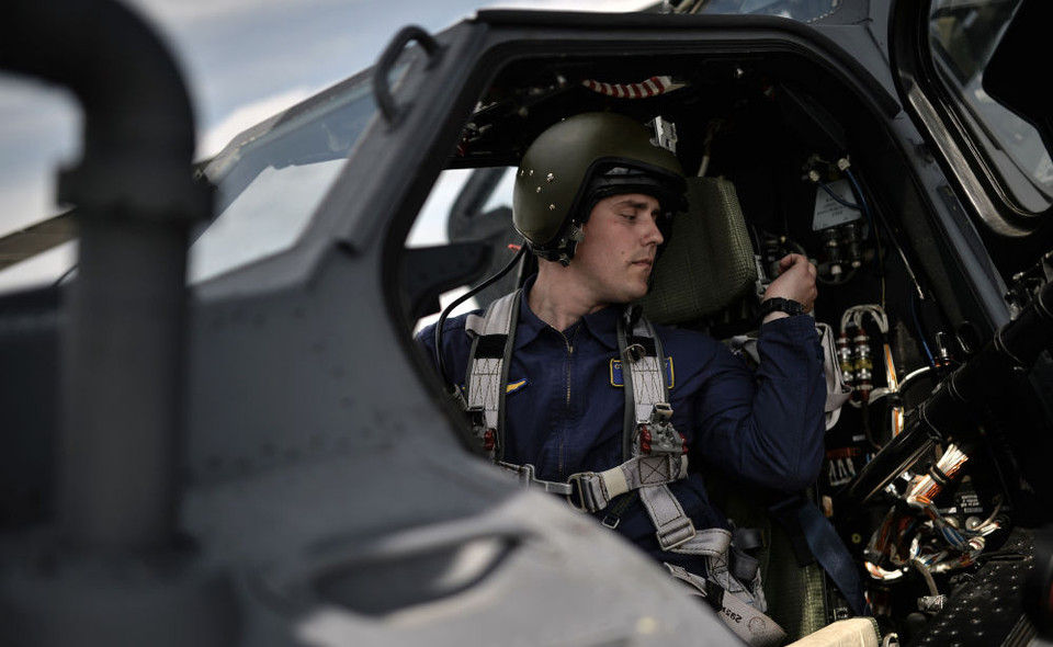 Một phi công của đội máy bay nhào lộn Berkuts đang điều khiển một chiếc trực thăng Mi-28 trong cuộc thi. (Nguồn: Sputniknews)