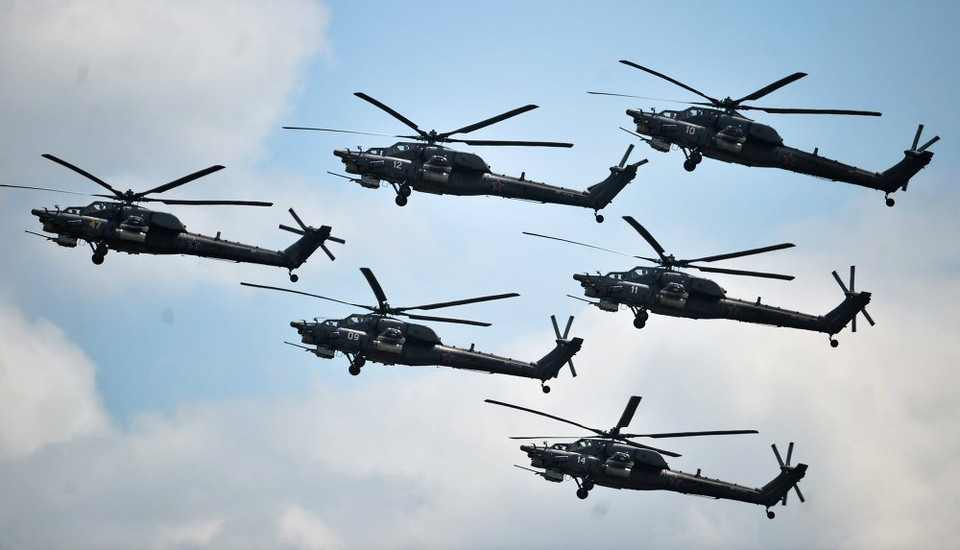  Đội máy bay nhào lộn đang điều khiển những chiếc trực thăng Mi-28 trong cuộc thi tranh tài Aviadarts-2015 ở Voronezh. (Nguồn: Sputniknews)
