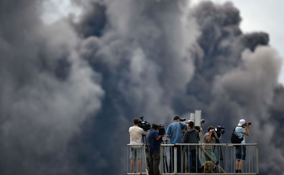 Nhà báo theo dõi máy bay khởi hành ở Cuộc thi Aviadarts-2015 ở Voronezh. (Nguồn: Sputniknews)