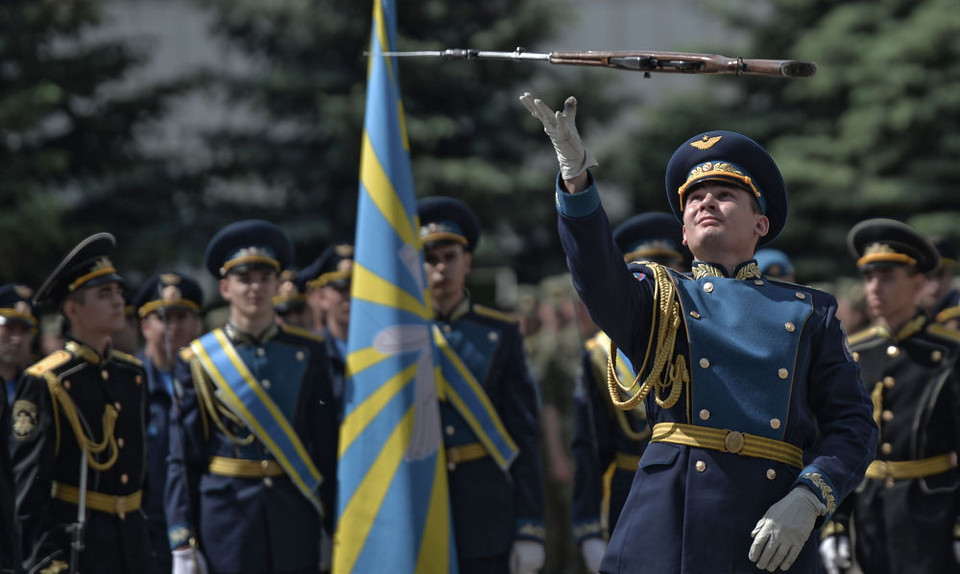 Đội sỹ quan danh dự diễu hành trong lễ khai mạc cuộc thi Aviadarts-2015. (Nguồn: Sputniknews)
