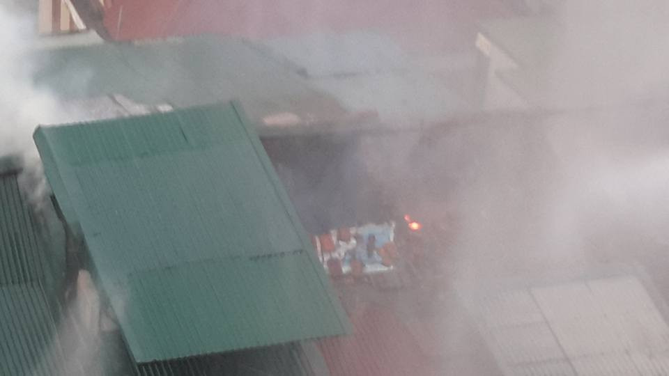 Khói bốc mù mịt khiến nhiều người dân phải di tản khỏi nơi cư trú. (Ảnh: Võ Phương/Vietnam+)