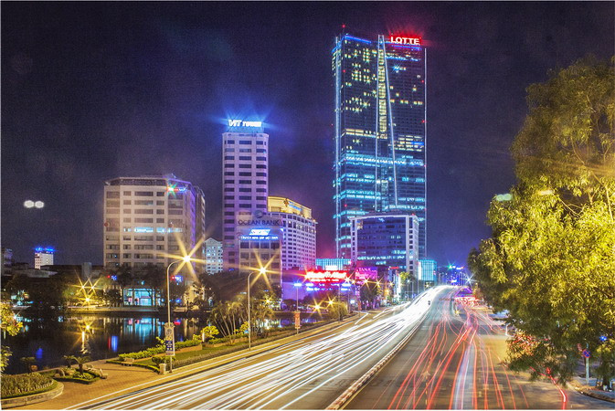 Tòa nhà Lotte cao vút bên cạnh khách sạn Daewoo tại ngã tư Kim Mã – Nguyễn Chí Thanh – Liễu Giai. (Ảnh: Trọng Đạt/TTXVN)