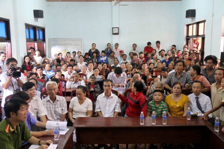 Đông đảo người dân đến theo dõi buổi xin lỗi công khai ông Huỳnh Văn Nén của Tòa án Nhân dân tỉnh Bình Thuận. (Ảnh: Nguyễn Thanh/TTXVN)