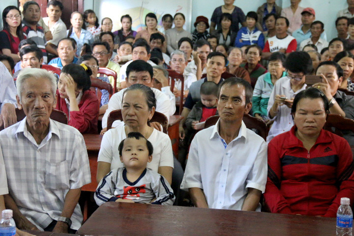 Ông Huỳnh Văn Nén và gia đình tại buổi xin lỗi công khai của Tòa án Nhân dân tỉnh Bình Thuận vào sáng 3/12. (Ảnh: Nguyễn Thanh/TTXVN)