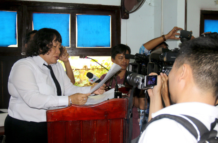 Bà Trần Thị Thiên Hương, Phó Chánh án Tòa án Nhân dân tỉnh Bình Thuận đọc lời xin lỗi Ông Huỳnh Văn Nén và gia đình vào sáng 3/12. (Ảnh: Nguyễn Thanh/TTXVN)