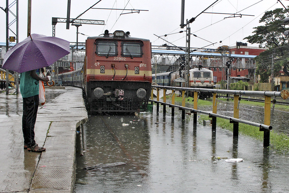 Đường ray tàu hỏ bị ngập nước. (Nguồn: ibtimes)