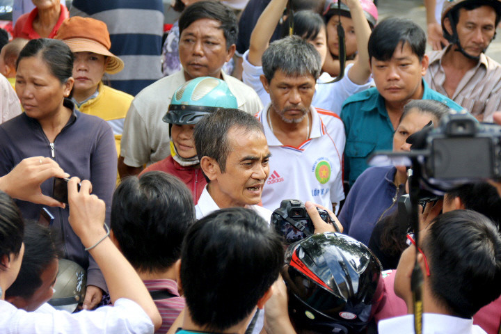 Ông Huỳnh Văn Nén trao đổi với báo chí vào sáng 3/12. (Ảnh: Nguyễn Thanh/TTXVN)