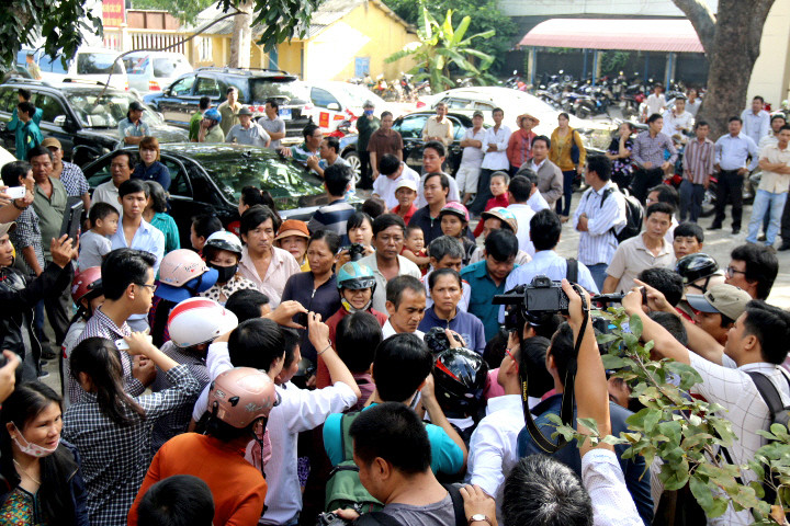 Ông Huỳnh Văn Nén thu hút sự quan tâm đặc biệt của báo chí sáng 3/12. (Ảnh: Nguyễn Thanh/TTXVN)