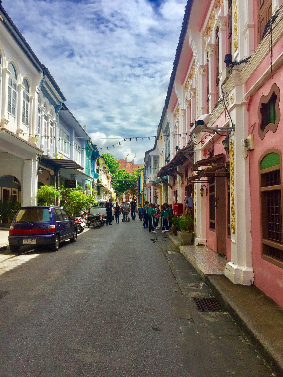 Khu phố nhỏ xinh dài khoảng 2 cây số gồm 6 con đường và 2 ngõ hẻm, mang chiều sâu lịch sử và dấu ấn văn hóa đặc trưng của những cư dân đầu tiên đặt chân lên vùng đất này. (Ảnh: PV/Vietnam+)