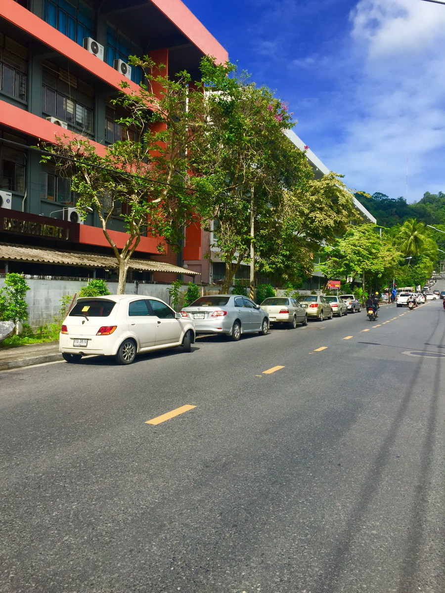 Để khám phá, và hòa mình vào nhịp sống của người dân khu phố cổ, du khách nên chọn cách đi dạo bộ dọc các con phố, thăm những khu biệt thự nhiều năm tuổi. (PV/Vietnam+)