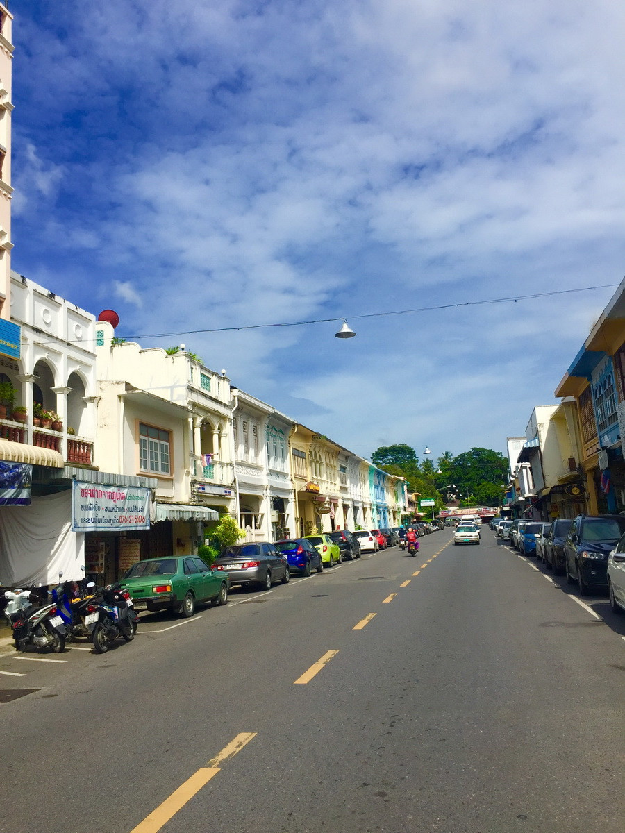 Những con đường san sát xe cộ.... (Ảnh: PV/Vietnam+)