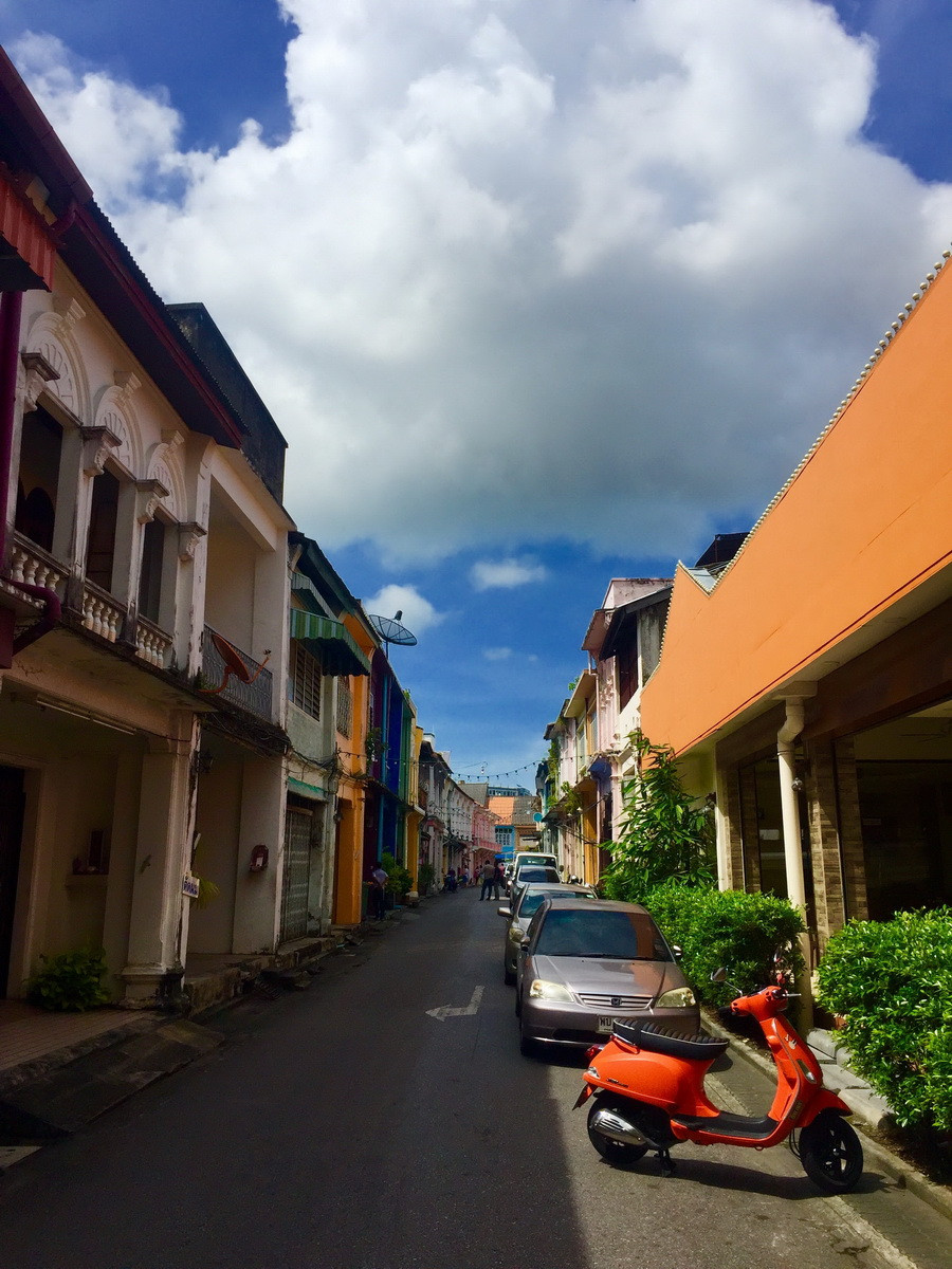 Nhưng chỉ cần rẽ vào hẻm nhỏ là như lọt vào thế giới khác, yên tĩnh đến lạ kỳ. (Ảnh: PV/Vietnam+)