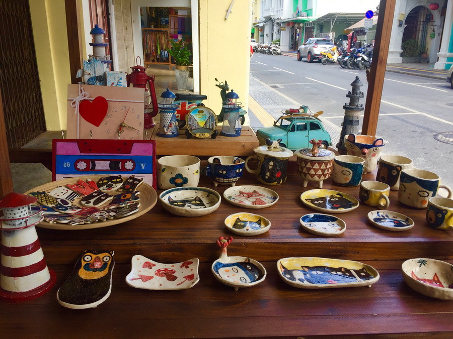 Những món đồ lưu niệm thủ công độc đáo mang đậm màu sắc địa phương cho du khách. (Ảnh: PV/vietnam+)