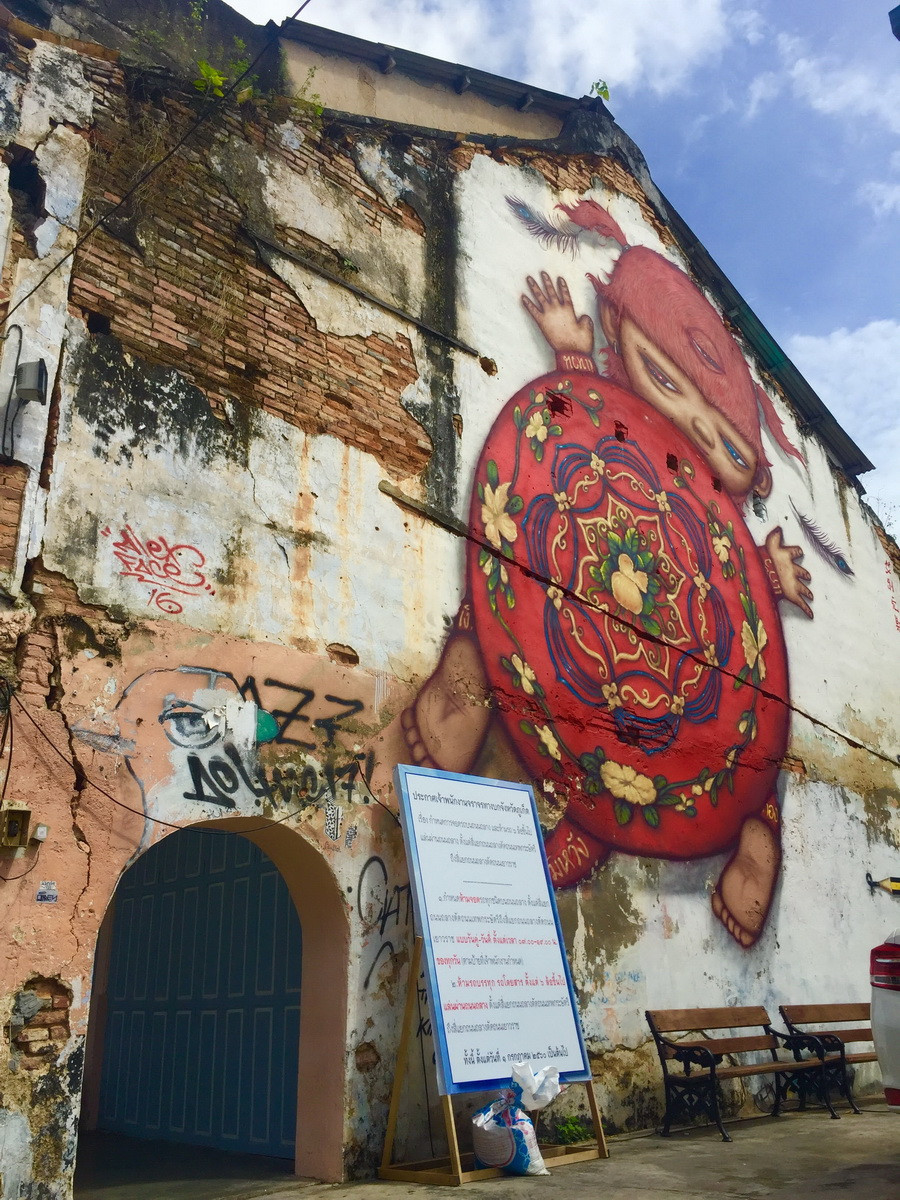 Những bức tường loang lổ màu thời gian... (Ảnh: PV/Vietnam+)