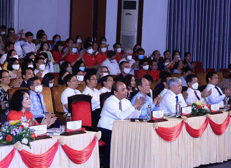 Chủ tịch nước Nguyễn Xuân Phúc và các đại biểu dự chương trình Lễ phát động Tháng Nhân đạo năm 2022. (Ảnh: Thống Nhất/TTXVN)