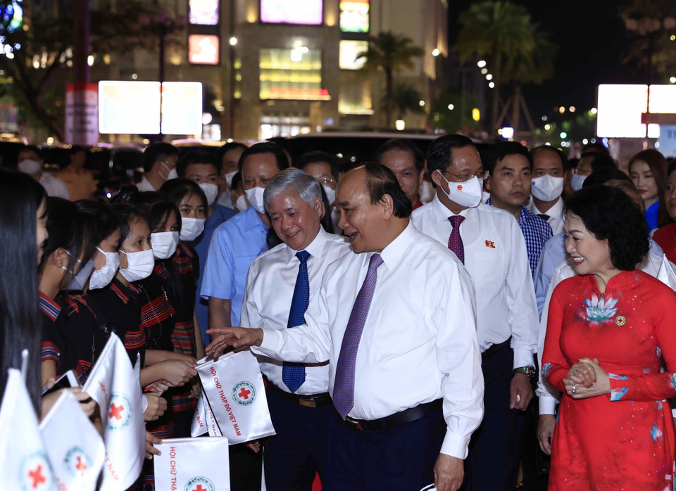 Chủ tịch nước Nguyễn Xuân Phúc dự Lễ phát động tháng nhân đạo năm 2022, tại Thừa Thiên-Huế tối 28/4/2022. (Ảnh: Thống Nhất/TTXVN)