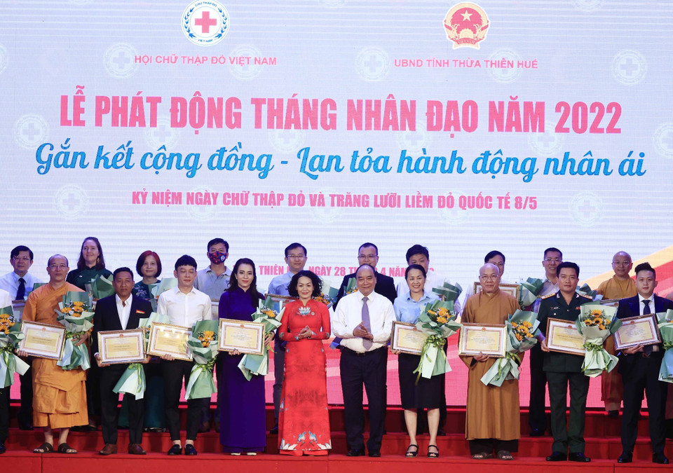 Chủ tịch nước tặng hoa cho các nhà tài trợ. (Ảnh: Thống Nhất/TTXVN)