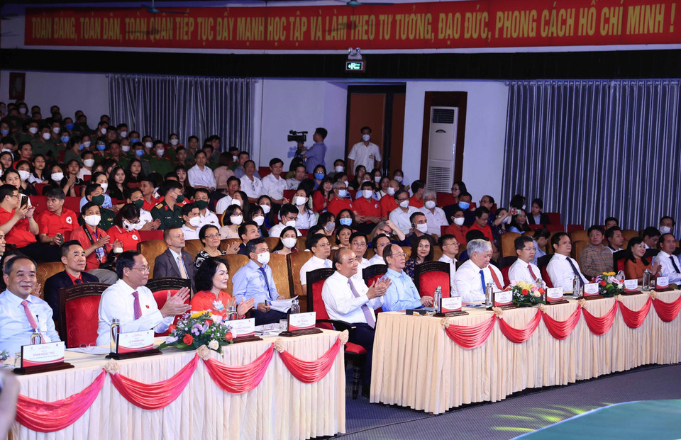 Chủ tịch nước Nguyễn Xuân Phúc và các đại biểu dự chương trình. (Ảnh: Thống Nhất/TTXVN)