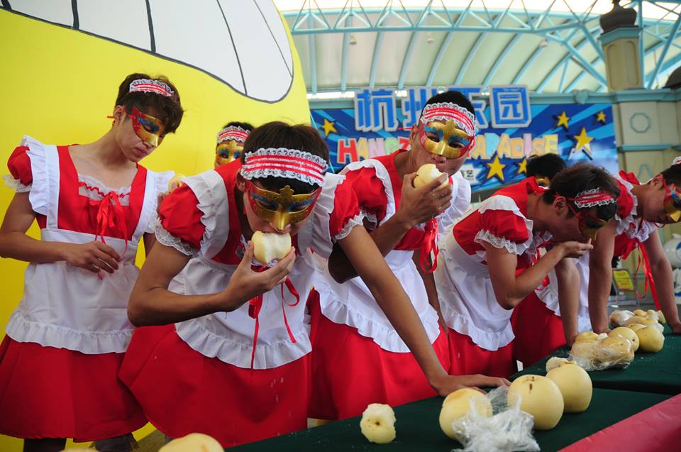 Các nhân viên của công viên đã mặc quần áo của hầu nữ và ăn lê để tham gia sự kiện. (Nguồn: CCTVNews)