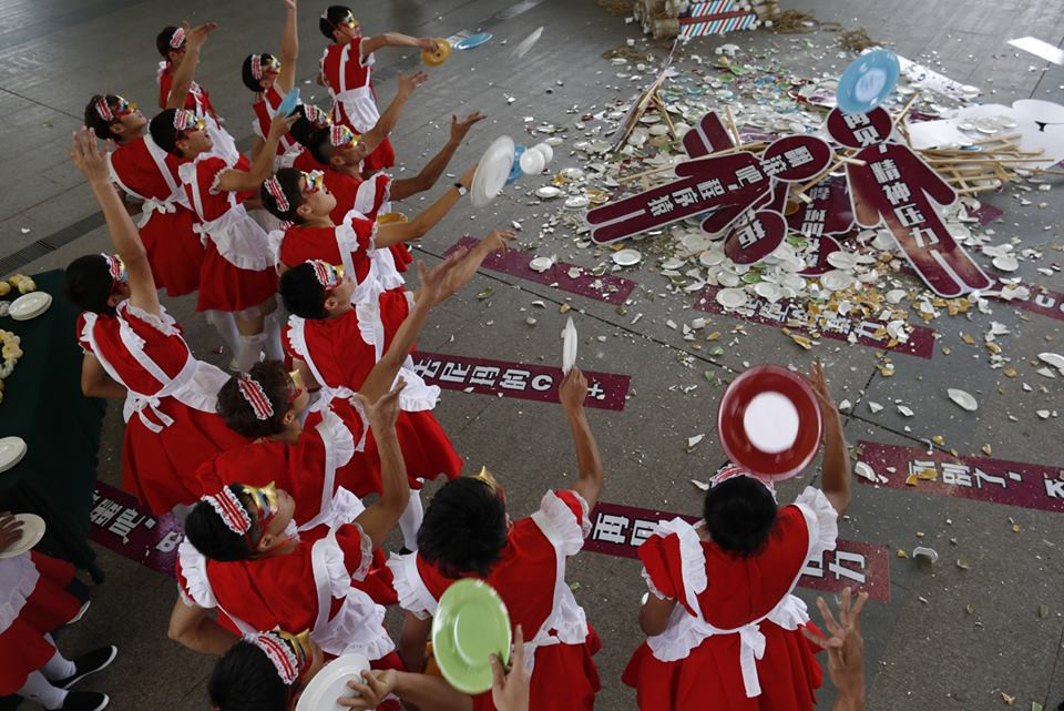 Nhân ngày này, một công viên ở Hàng Châu (Trung Quốc) đã tổ chức một sự kiện nhằm giảm stress cho người dân bằng việc khuyến khích ném bát đĩa bằng sứ và ăn lê (phát âm 'quả lê' tương tự như từ 'áp lực' trong tiếng Trung). (Nguồn: CCTVNews)