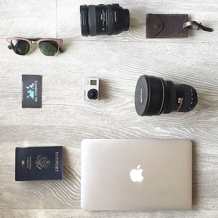 Máy ảnh luôn là vật dụng mà cô gái trẻ mang theo bên người. (Nguồn; boredpanda)