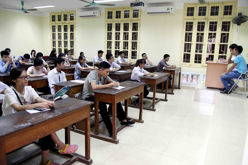 Các thí sinh vào làm thủ tục dự thi. (Ảnh: Doãn Đức/Vietnam+)