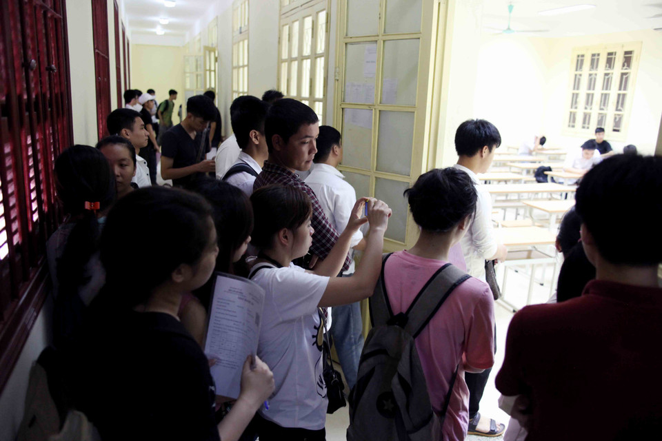 Các thí sinh vào làm thủ tục dự thi. (Ảnh: Doãn Đức/Vietnam+)