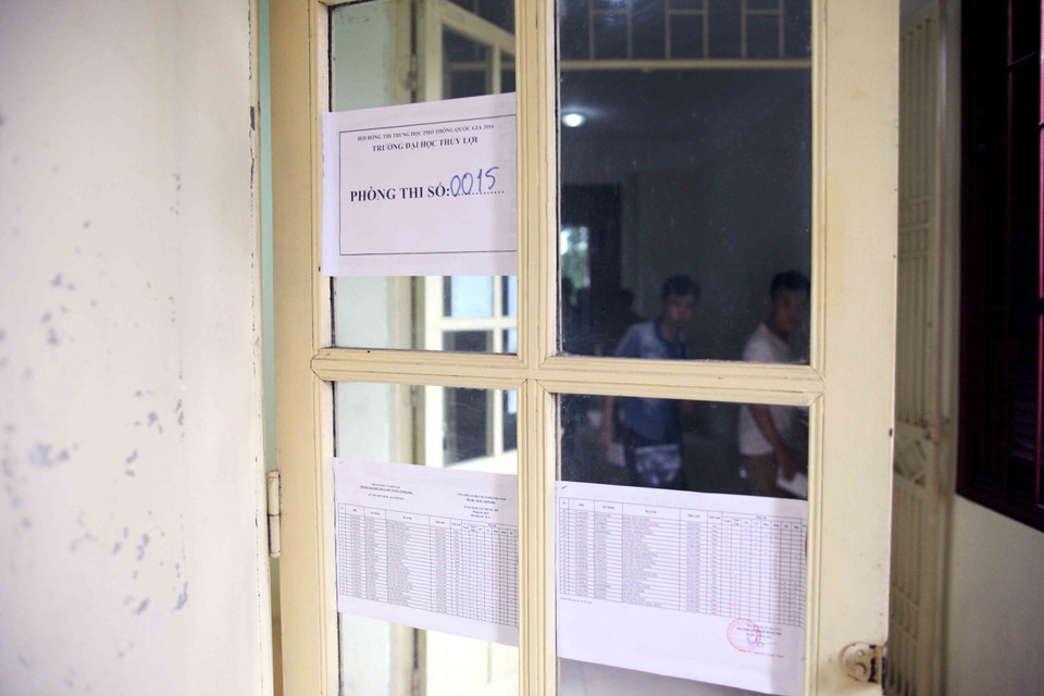 Các thí sinh vào làm thủ tục dự thi. (Ảnh: Doãn Đức/Vietnam+)