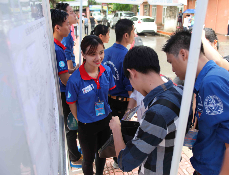 Các thí sinh vào làm thủ tục dự thi. (Ảnh: Doãn Đức/Vietnam+)