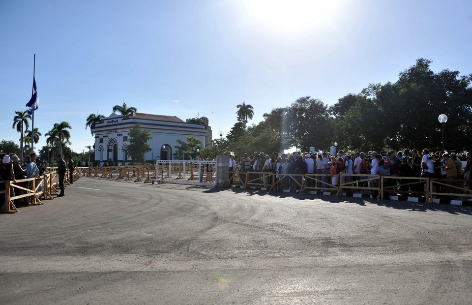 Người dân xếp hàng viếng lãnh tụ Fidel Castro tại nghĩa trang Santa Ifigenia, Santiago. (Ảnh: Vũ Lê Hà/TTXVN) 