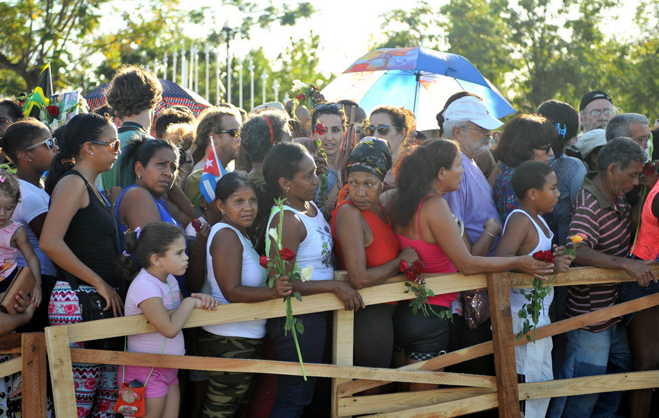  Những người dân Cuba đầu tiên được phép viếng và tưởng nhớ vị Tổng tư lệnh kính yêu của mình tại nghĩa trang Santa Ifigenia, Santiago de Cuba. (Ảnh: Vũ Lê Hà/TTXVN) 
