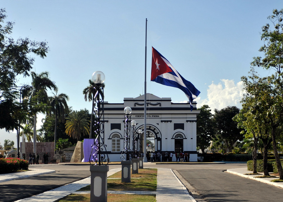 Ngày 4/12, sau nghi lễ an táng lãnh tụ Fidel Castro trong phạm vi gia đình, những người dân Cuba đầu tiên được phép viếng và tưởng nhớ vị Tổng tư lệnh kính yêu của mình tại nghĩa trang Santa Ifigenia, Santiago de Cuba. (Ảnh: Vũ Lê Hà/TTXVN)